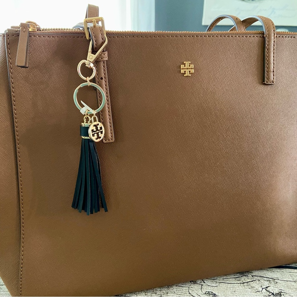 LAST ONE! 🚨 NEW. Bag charm or keychain with Tory Burch medallion + gift wrap - Picture 13 of 16
